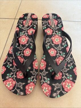 Ipanema Floral Black Flip Flops - Women's Casual Sandals
